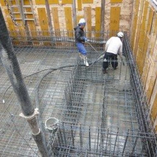 コンクリート打設を開始しました。まずは雨水ピットや基礎梁等の打設を行います。