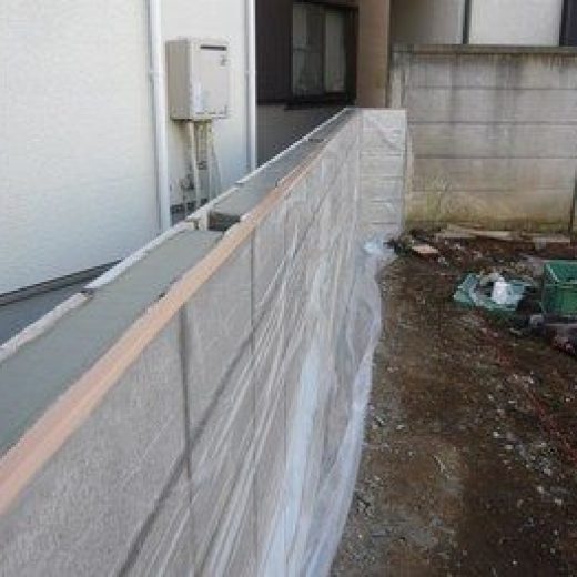 隣地との境界にブロック塀を新たに設け、施工が完了しました。この上にフェンスを設置します。