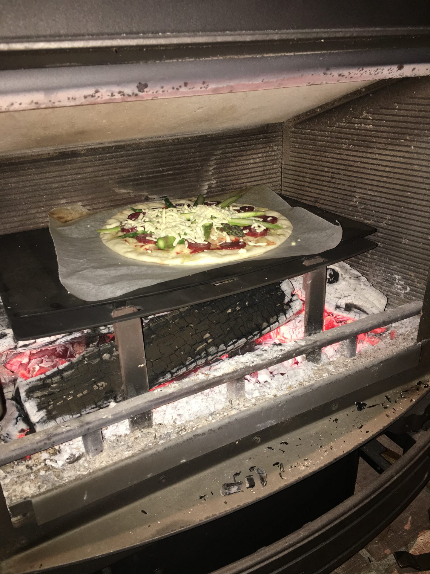 薪ストーブはピザ窯にもなるのがとても便利で本物の味！ものの2分で焼きあがる！