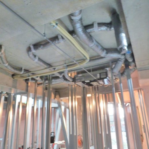 天井スラブ下には換気空調関連のダクト類が防露処理の断熱材が巻かれた状態で配管セットされはじめました。